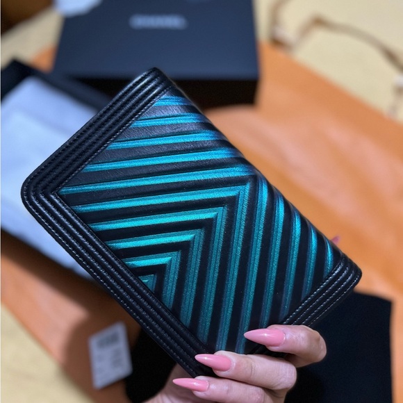 Authentic Chanel Calfskin Painted Chevron Embossed Boy Wallet On Chain WOC Black - Picture 3 of 4